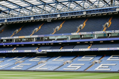 نادي ليفربول لكرة القدم: تاريخ عريق وشغف لا ينتهي  ليفربول هو أحد أكثر الأندية شهرة وتأثيراً في عالم كرة القدم. تأسس النادي في عام 1892، ويقع مقره في مدينة ليفربول الإنجليزية، حيث يشكل جزءاً أساسياً من هوية المدينة وثقافتها. على مر السنين، بنى النادي إرثاً رياضياً مليئاً بالإنجازات الكبيرة واللحظات التاريخية التي جعلت منه أحد العلامات البارزة في الرياضة العالمية.