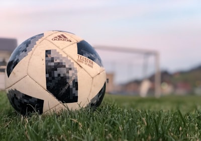 بثمباشرريالمدريدوليفربوليلاكورةمواجهةأسطوريةفيعالمكرةالقدم